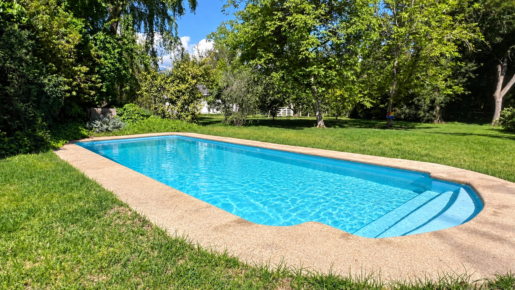 17- Piscina cristalina en jardín exuberante