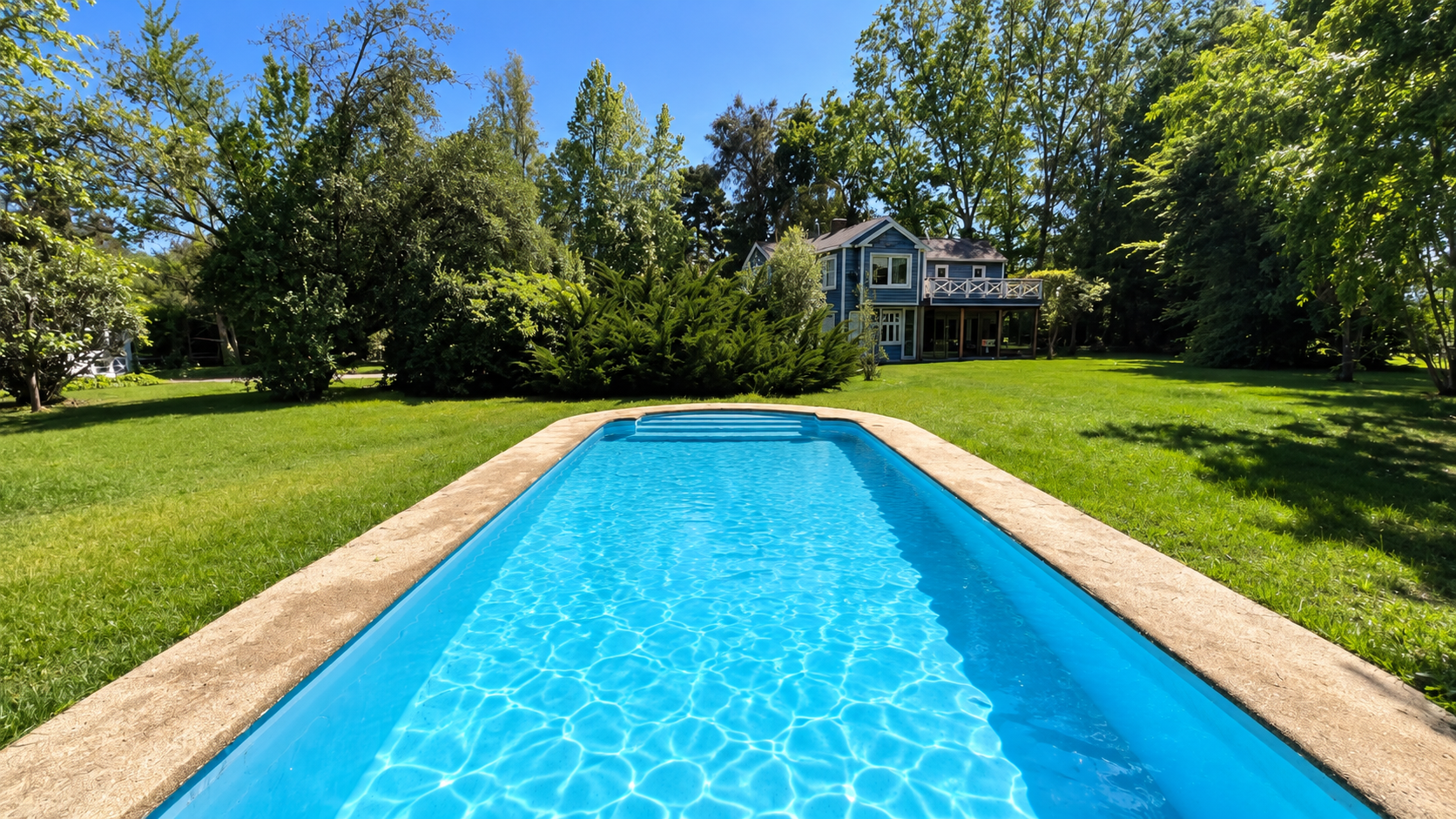 18- Piscina reluciente junto a la cabaña