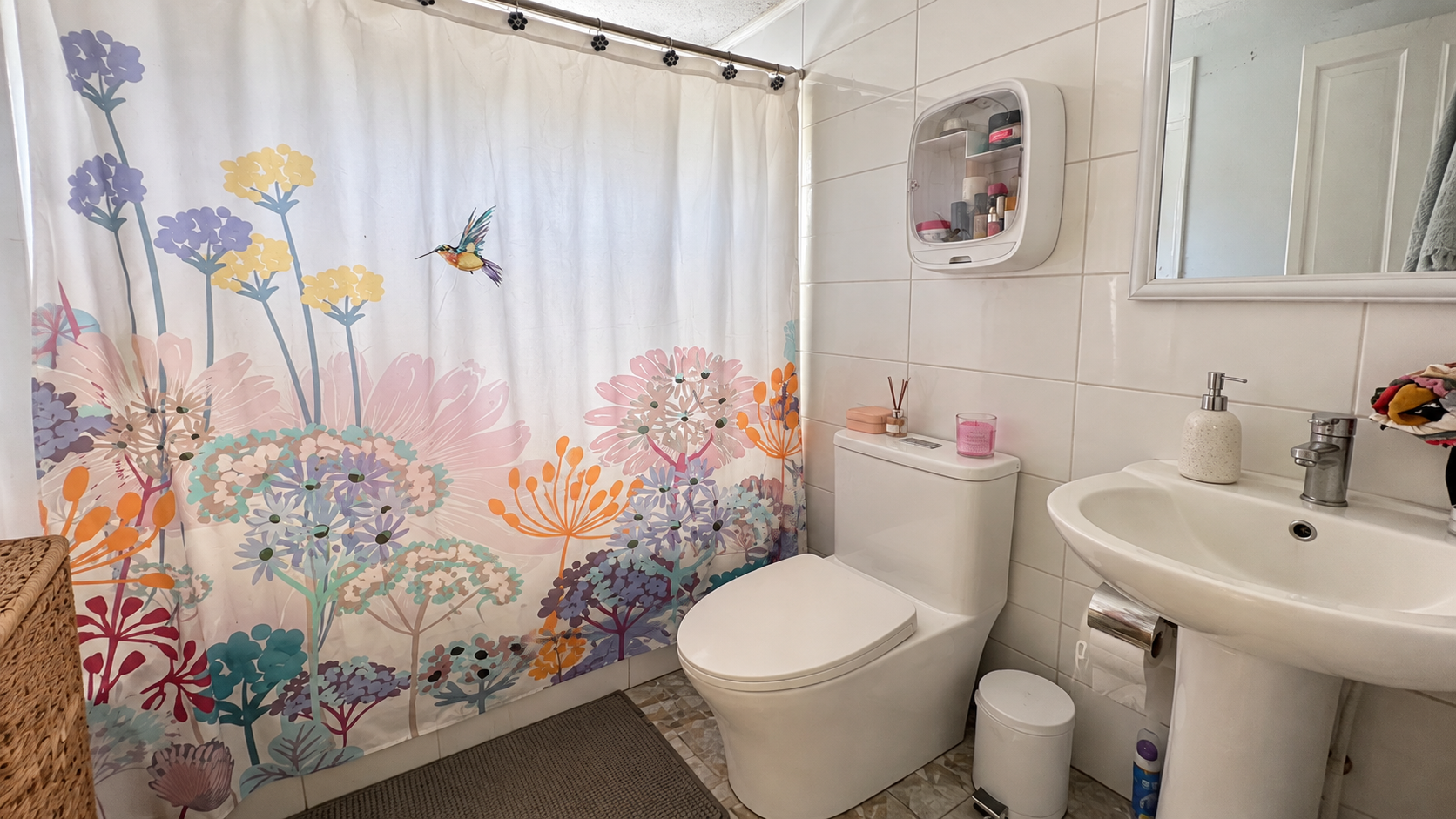 23- Baño acogedor con cortina floral